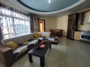 TV - Remarkable 4-Bed House in Ksamil for families (Ksamil)