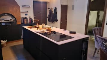 Kühlschrank, Mikrowelle, Ofen, Herdplatte