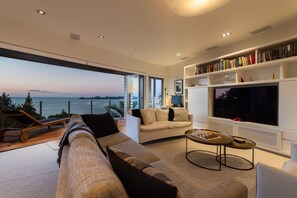 Smart TV, fireplace, books, stereo