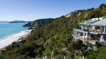Beach nearby, sun-loungers, beach towels