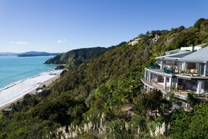 Beach nearby, sun loungers, beach towels
