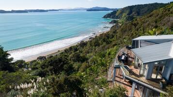 Beach nearby, sun loungers, beach towels