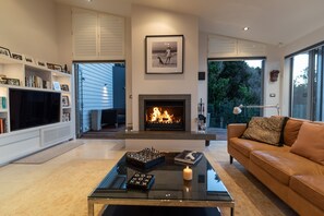Smart TV, fireplace, books, stereo