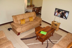 Smart TV - Cozy 3 bedroom family size apartment (Mombasa)
