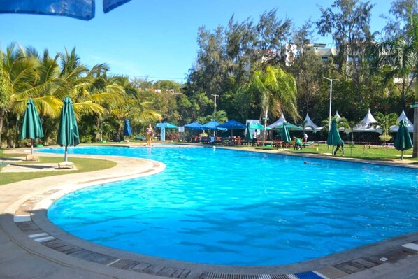 Outdoor pool - Cozy 3 bedroom family size apartment (Mombasa)