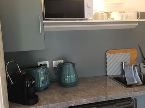 Fridge, microwave, coffee/tea maker, electric kettle - Delightful Self Contained Private Suite with Kitchenette (Trentham)