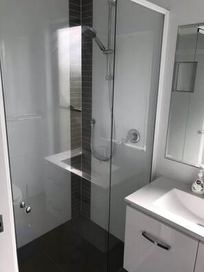 Dusche, Haartrockner, Handtücher, Seife