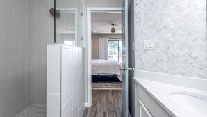 Un baño moderno con ducha, inodoro y bañera.