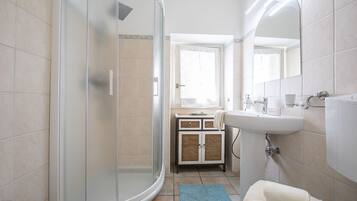 Doccia, asciugacapelli, bidet, asciugamani
