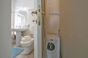 Regadera, secadora de cabello, bidet, toallas 