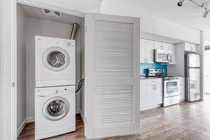 Een koelkast, een magnetron, een oven, een vaatwasser