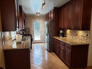 Een koelkast, een magnetron, een oven, een kookplaat