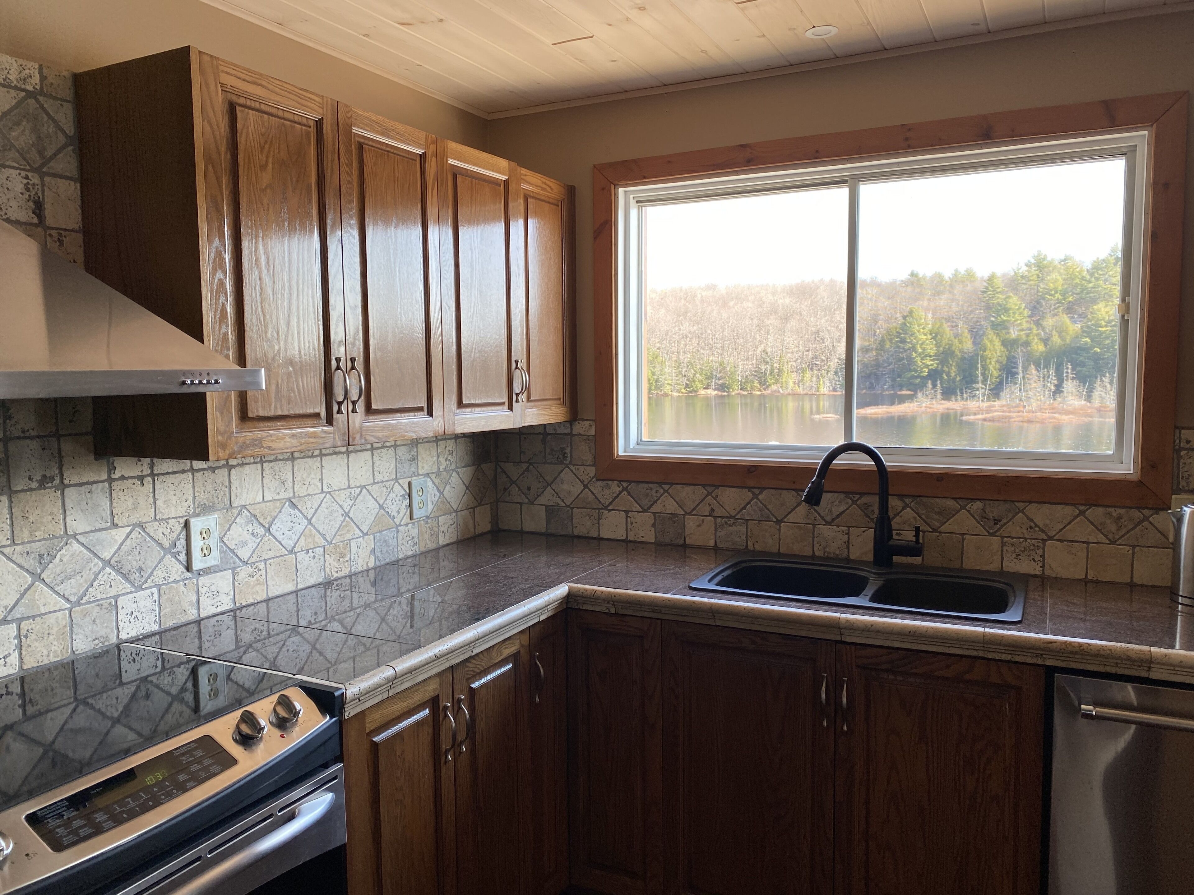 Waterfront cottage on quiet Spence lake Muskoka