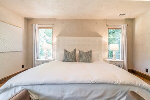6 bedrooms, desk, iron/ironing board, free WiFi