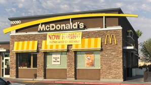 McDonald’s-ravintola, jonka ovella on kyltti, jossa lukee ”HAEMME TYÖNTEKIJÖITÄ”, mikä kertoo, että ravintolassa on avoimia työpaikkoja.