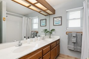 Combined shower/tub, hair dryer, soap, shampoo - Gorgeous House with POOL!! (Elk Grove)