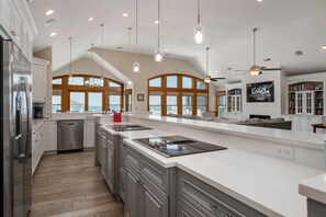 Full-sized fridge, microwave, oven, stovetop