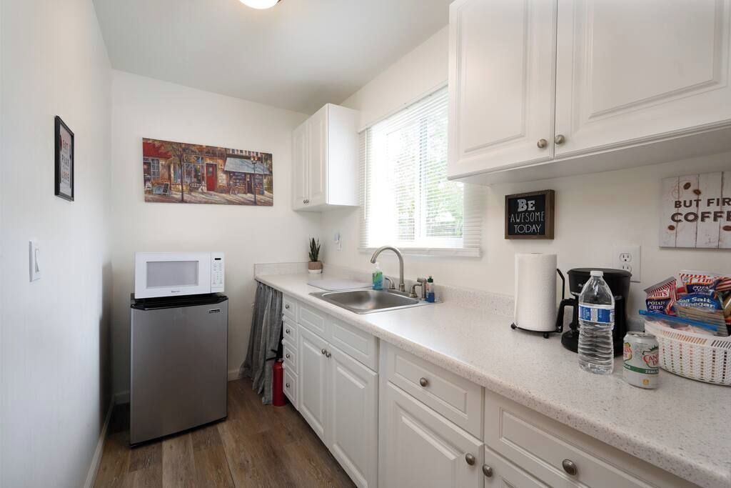 Coffee/tea maker, fridge, microwave, oven