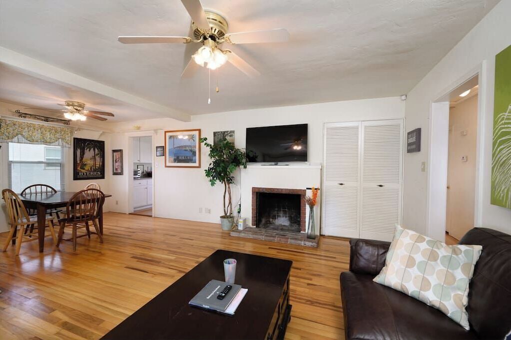 スマートテレビ、暖炉、テレビゲーム、書庫