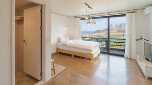 Basic Room, 1 Bedroom (Franc (Ocean view / 2cheung)) | 1 bedroom, free WiFi - Sokcho Donbangseock Pension (Sokcho)