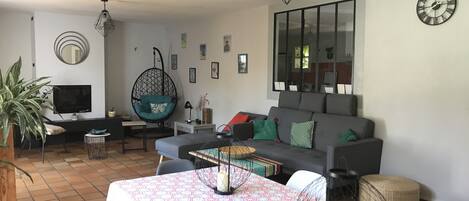 Télévision, cheminée, livres