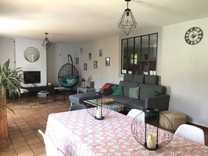 Fernseher, Kamin, Bücher