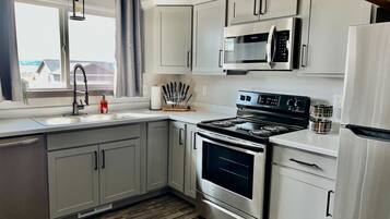 雪櫃、微波爐、焗爐、爐具