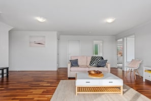 Smart TV, books, stereo - Panoramic Beach house, modern & immaculately presented to sleep up to 10 guests (Carrickalinga)
