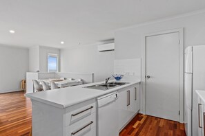 Fridge, microwave, oven, dishwasher - Panoramic Beach house, modern & immaculately presented to sleep up to 10 guests (Carrickalinga)