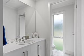 Bathtub, hair dryer, toilet paper - Panoramic Beach house, modern & immaculately presented to sleep up to 10 guests (Carrickalinga)