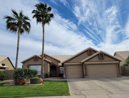 Beautiful 4Br 2Ba, Pool, Heated Spa. Restaurants and Shopping nearby