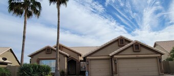 Beautiful 4Br 2Ba, Pool, Heated Spa. Restaurants and Shopping nearby