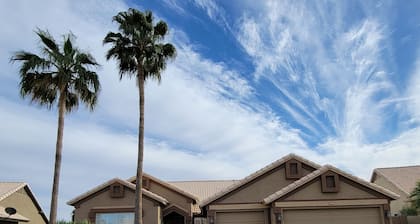 Beautiful 4Br 2Ba, Pool, Heated Spa. Restaurants and Shopping nearby