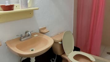 Habitación estándar | Baño | Regadera, toallas, jabón, shampoo