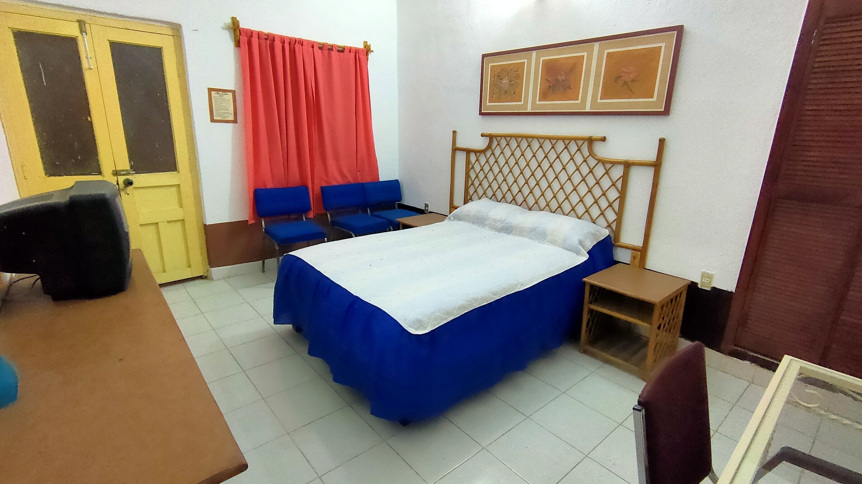 Habitación estándar | Escritorio, tabla de planchar con plancha, wifi gratis y ropa de cama 