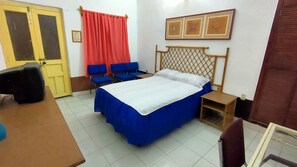 Standaard kamer | Een bureau, een strijkplank/strijkijzer, gratis wifi, beddengoed