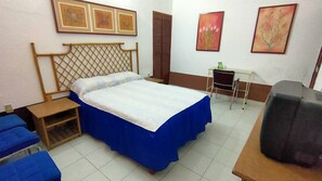 Standaard kamer | Een bureau, een strijkplank/strijkijzer, gratis wifi, beddengoed