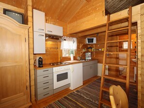 Een koelkast, een microgolfoven, een oven, een kookplaat