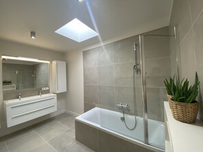 Combined shower/bathtub