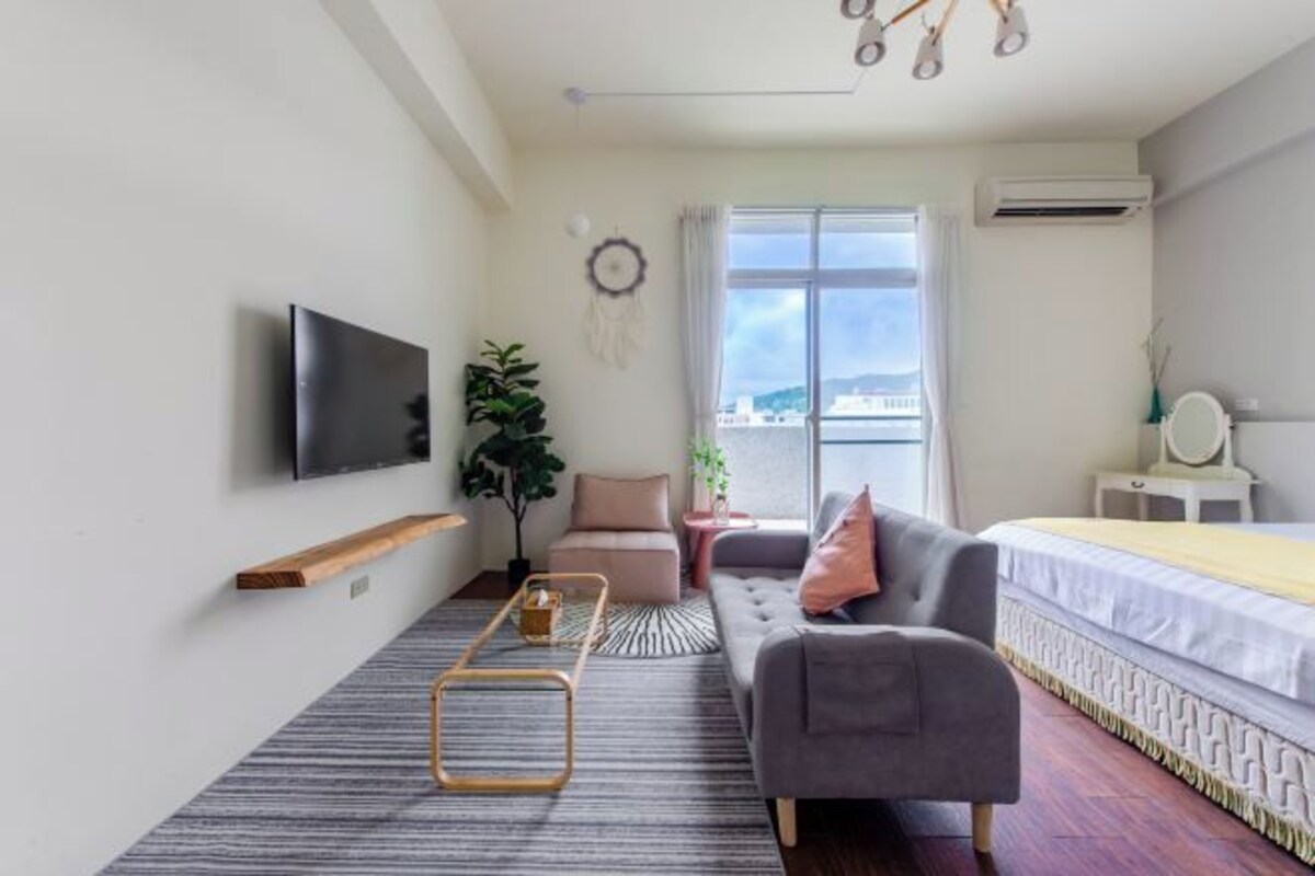 Living area | 32-inch flat-screen TV with digital channels, TV