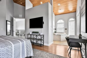 5 bedrooms, iron/ironing board, WiFi, bed sheets