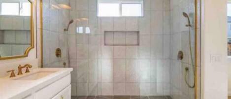 Badewanne, Haartrockner, Handtücher, Seife