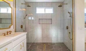 浴缸、吹风机、毛巾、肥皂