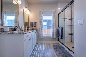 Hair dryer, towels - 3BR Rellerstone Bunkhouse w/AC Fall Special - buy 5 nights, get 2 free Sept. - Nov (Victor)