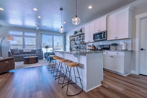 Frigorifero, microonde, forno, piano cottura