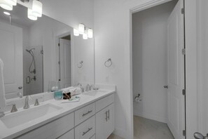 Douche, sèche-cheveux, serviettes fournies, savon