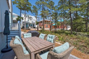 Outdoor dining - FREE Golf Cart! Walk to Community Pool/2 mins. to beach/Screened in porch/Air hockey/Sleeps 16/WiFi (Santa Rosa Beach)