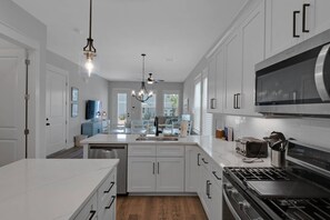 Fridge, microwave, dishwasher, coffee/tea maker - FREE Golf Cart! Walk to Community Pool/2 mins. to beach/Screened in porch/Air hockey/Sleeps 16/WiFi (Santa Rosa Beach)