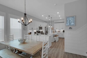 Dining - FREE Golf Cart! Walk to Community Pool/2 mins. to beach/Screened in porch/Air hockey/Sleeps 16/WiFi (Santa Rosa Beach)