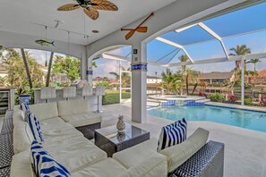 A heated pool - Heated Pool & Spa! Gulf Access! Boat Dock & Great Outdoor Living! Over $125 of Free Daily Activities (Cape Coral)